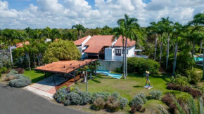 Casa de Campo 4-BR Retreat: Pool, Jacuzzi, Sauna, Chef & Maid